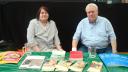 Hans-Jürgen Jung und Ursula Häuser am Infostand